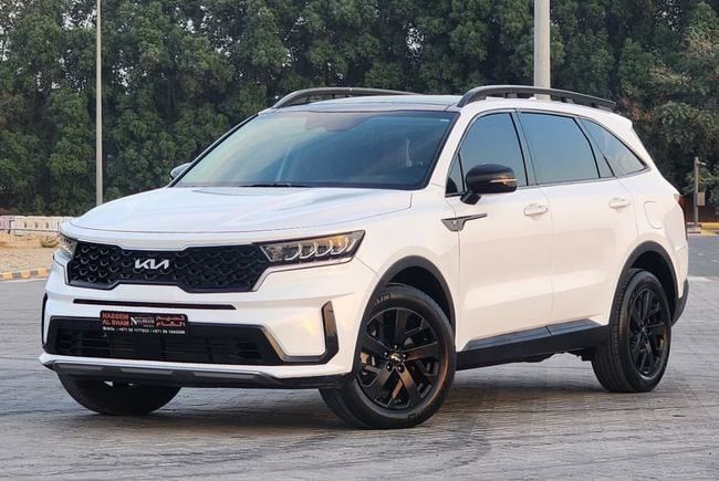 Подержанный Kia Sorento IV, 2.5 л, 2022 в Шардже от Nassem Al Sham Used Cars Белый цвет. Американская | AUTO.AE