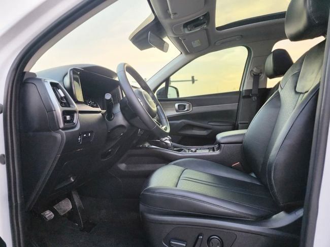 Подержанный Kia Sorento IV, 2.5 л, 2022 в Шардже от Nassem Al Sham Used Cars Белый цвет. Американская | AUTO.AE