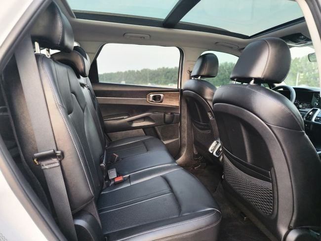 Подержанный Kia Sorento IV, 2.5 л, 2022 в Шардже от Nassem Al Sham Used Cars Белый цвет. Американская | AUTO.AE