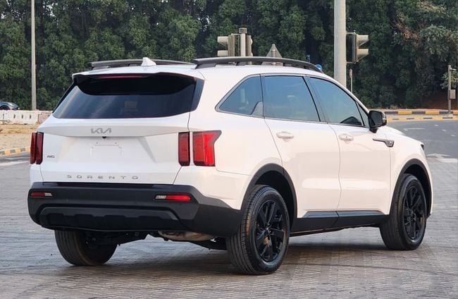 Подержанный Kia Sorento IV, 2.5 л, 2022 в Шардже от Nassem Al Sham Used Cars Белый цвет. Американская | AUTO.AE