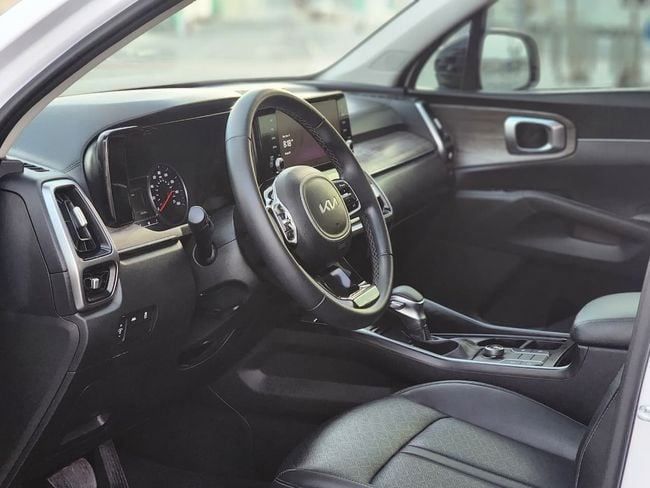 Подержанный Kia Sorento IV, 2.5 л, 2022 в Шардже от Nassem Al Sham Used Cars Белый цвет. Американская | AUTO.AE