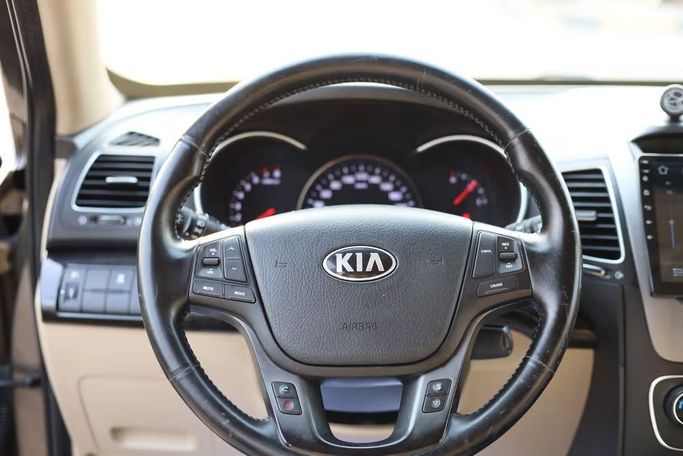 Подержанный Kia Sorento II Рестайлинг, 3.5 л, 2013 в Шардже от OMC Used Cars Коричневый цвет. GCC | AUTO.AE