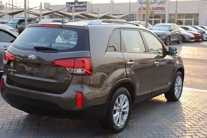 Подержанный Kia Sorento II Рестайлинг, 3.5 л, 2013 в Шардже от OMC Used Cars Коричневый цвет. GCC | AUTO.AE