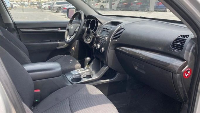 Подержанный Kia Sorento II, 2.4 л, 2012 в Шардже от Halla Cars Серебристый цвет. GCC | AUTO.AE