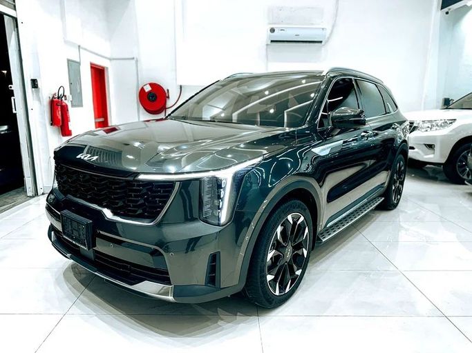 Подержанный Kia Sorento IV Рестайлинг, 2.5 л, 2024 в Шардже от Ryno Cars Серый цвет. GCC | AUTO.AE
