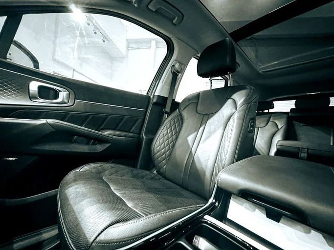 Подержанный Kia Sorento IV Рестайлинг, 2.5 л, 2024 в Шардже от Ryno Cars Серый цвет. GCC | AUTO.AE