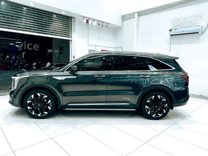Подержанный Kia Sorento IV Рестайлинг, 2.5 л, 2024 в Шардже от Ryno Cars Серый цвет. GCC | AUTO.AE