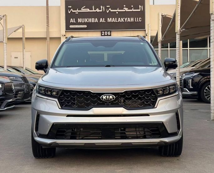 Подержанный Kia Sorento IV, 2.5 л, 2021 в Шардже от Al Nukhba Al Malakyah Used Cars Серебристый цвет. Американская | AUTO.AE