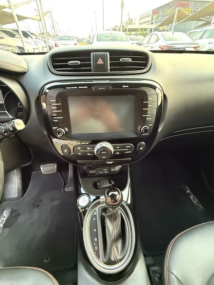 Подержанный Kia Soul II Рестайлинг, 1.6 л, 2018 в Шардже от Elmorshedi Motors Оранжевый цвет. Американская | AUTO.AE