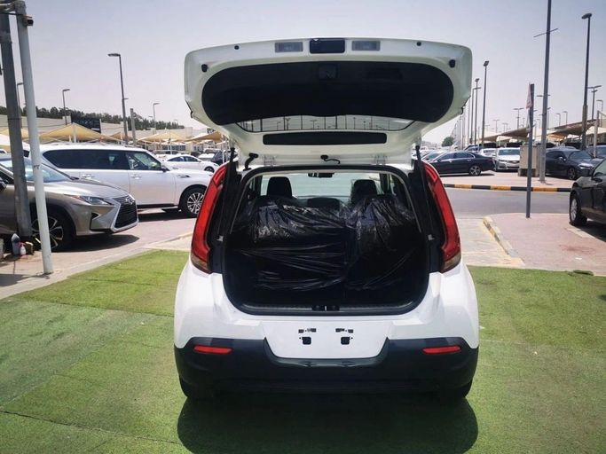 Подержанный Kia Soul III Рестайлинг, 2.0 л, 2022 в Шардже от Tabarak Used Cars Белый цвет. Американская | AUTO.AE