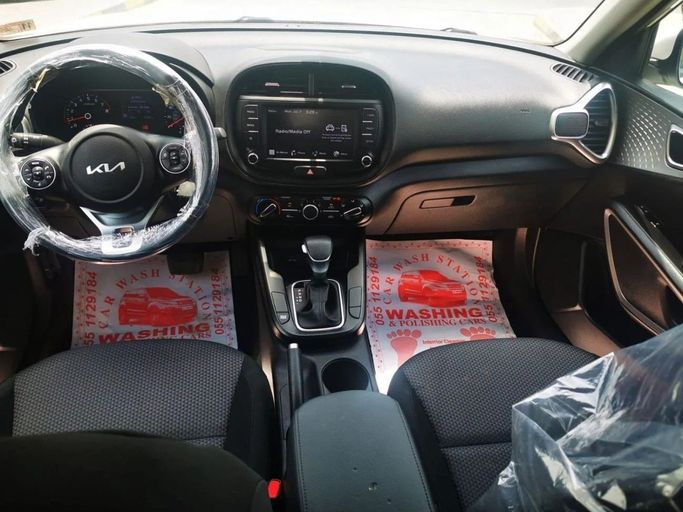 Подержанный Kia Soul III Рестайлинг, 2.0 л, 2022 в Шардже от Tabarak Used Cars Белый цвет. Американская | AUTO.AE