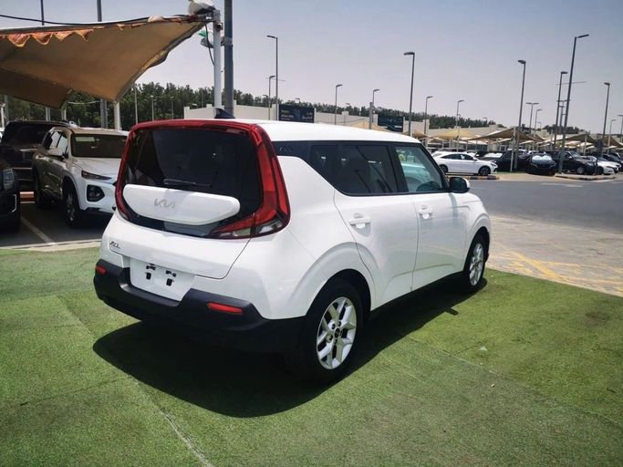 Подержанный Kia Soul III Рестайлинг, 2.0 л, 2022 в Шардже от Tabarak Used Cars Белый цвет. Американская | AUTO.AE