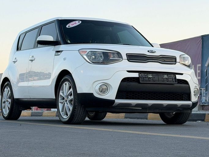 Подержанный Kia Soul II Рестайлинг, 2.0 л, 2018 в Шардже от Al Fareed Used Cars Белый цвет. Американская | AUTO.AE