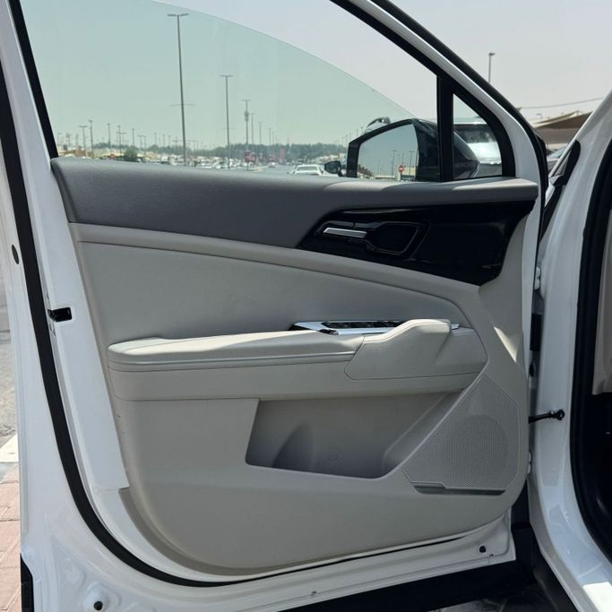 New Kia Sportage V, 1.5 l, 2024 in Sharjah by Alfaris Used Cars, White color.  | AUTO.AE