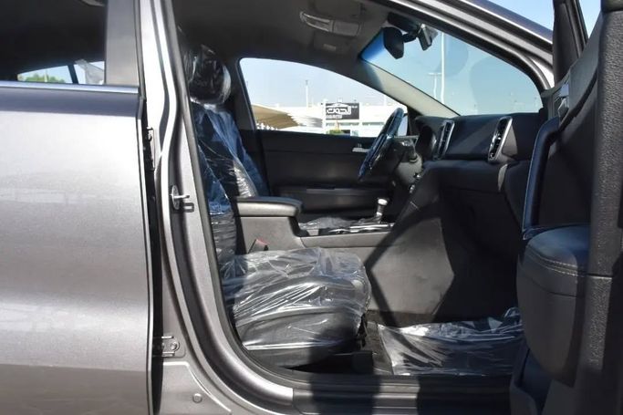 Used Kia Sportage IV Facelift, 2.0 l, 2021 in Sharjah by Alfaris Used Cars, Silver color. Other | AUTO.AE