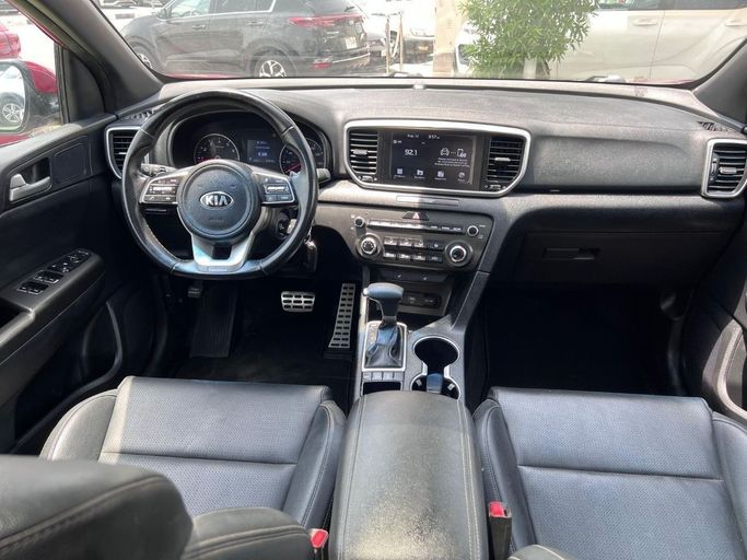 Подержанный Kia Sportage IV Рестайлинг, 2.4 л, 2020 в Шардже от Tabarak Used Cars Красный цвет. Американская | AUTO.AE