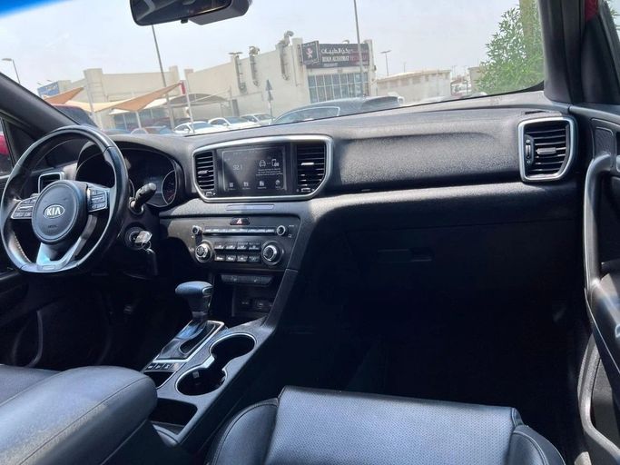 Подержанный Kia Sportage IV Рестайлинг, 2.4 л, 2020 в Шардже от Tabarak Used Cars Красный цвет. Американская | AUTO.AE