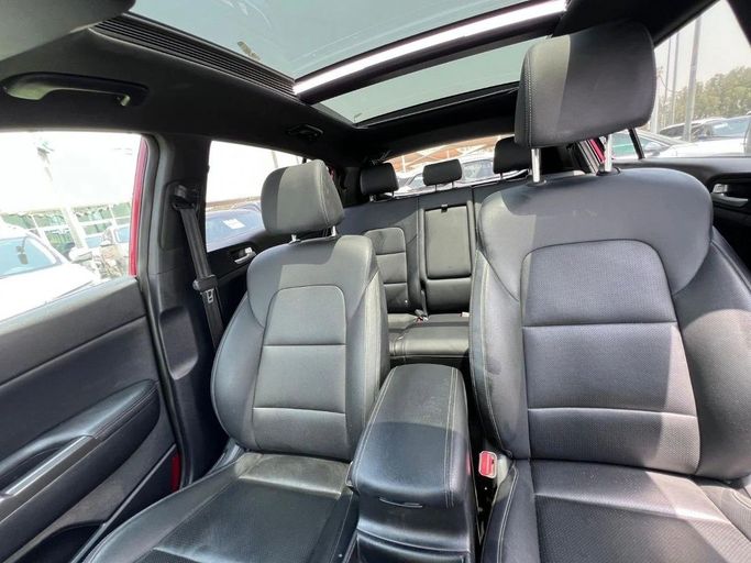 Подержанный Kia Sportage IV Рестайлинг, 2.4 л, 2020 в Шардже от Tabarak Used Cars Красный цвет. Американская | AUTO.AE