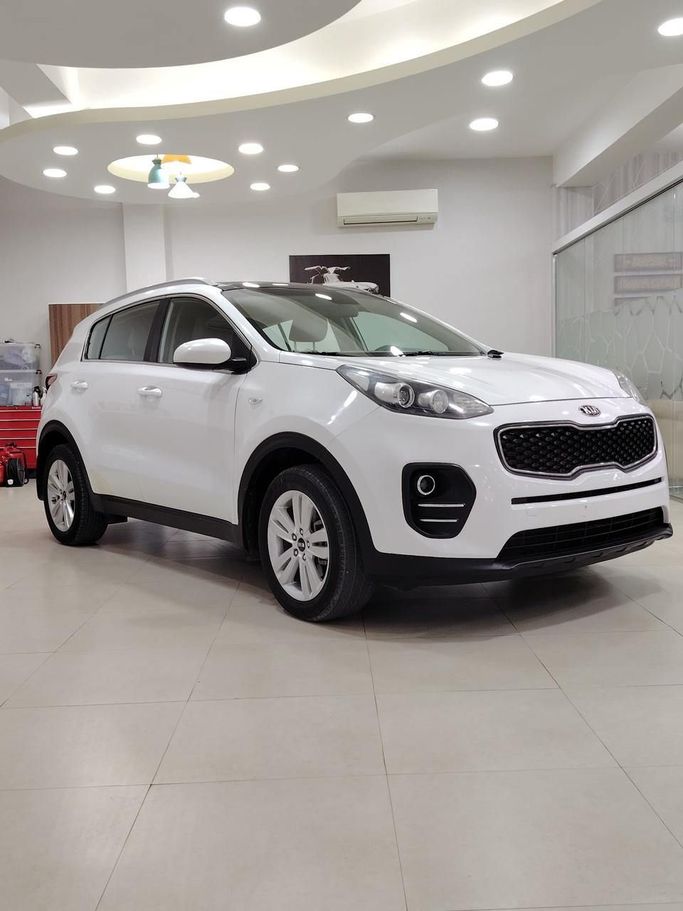 Used Kia Sportage IV, 2.0 l, 2018 in Sharjah by Mohamed Zaki Younis Used Cars, White color. GCC Specs | AUTO.AE