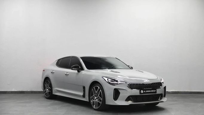 Подержанный Kia Stinger I Рестайлинг, 2.5 л, 2022 в Шардже от Al Qassem Cars Trading Серебристый цвет. Американская | AUTO.AE
