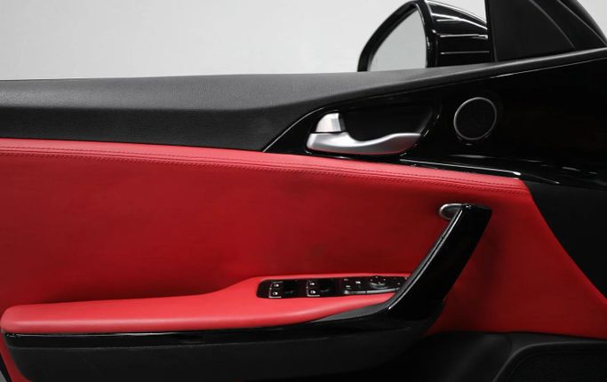 Подержанный Kia Stinger I Рестайлинг, 2.5 л, 2022 в Шардже от Al Qassem Cars Trading Серебристый цвет. Американская | AUTO.AE