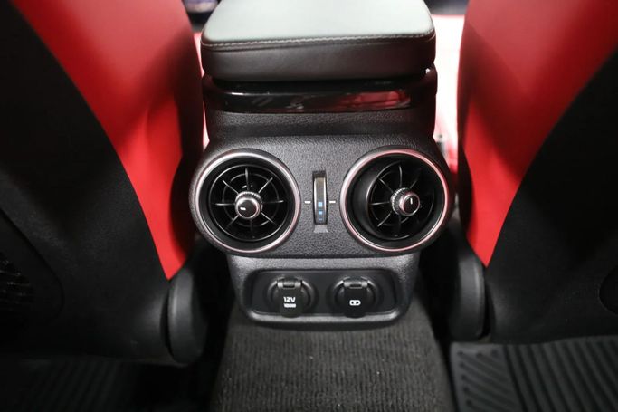 Подержанный Kia Stinger I Рестайлинг, 2.5 л, 2022 в Шардже от Al Qassem Cars Trading Серебристый цвет. Американская | AUTO.AE