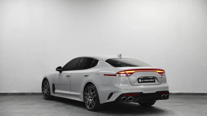 Подержанный Kia Stinger I Рестайлинг, 2.5 л, 2022 в Шардже от Al Qassem Cars Trading Серебристый цвет. Американская | AUTO.AE