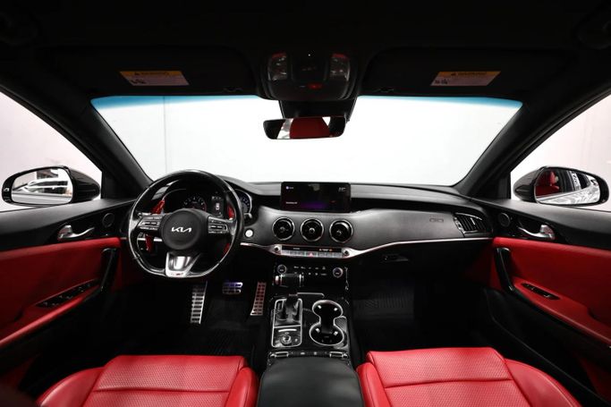 Подержанный Kia Stinger I Рестайлинг, 2.5 л, 2022 в Шардже от Al Qassem Cars Trading Серебристый цвет. Американская | AUTO.AE