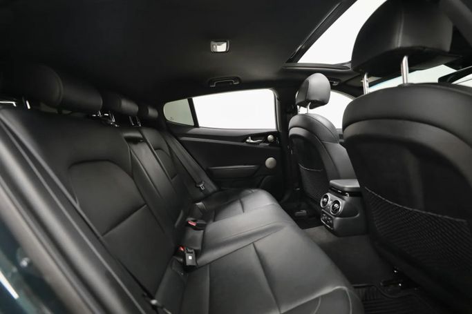 Подержанный Kia Stinger I Рестайлинг, 2.5 л, 2022 в Шардже от Al Qassem Cars Trading Зеленый цвет. Американская | AUTO.AE