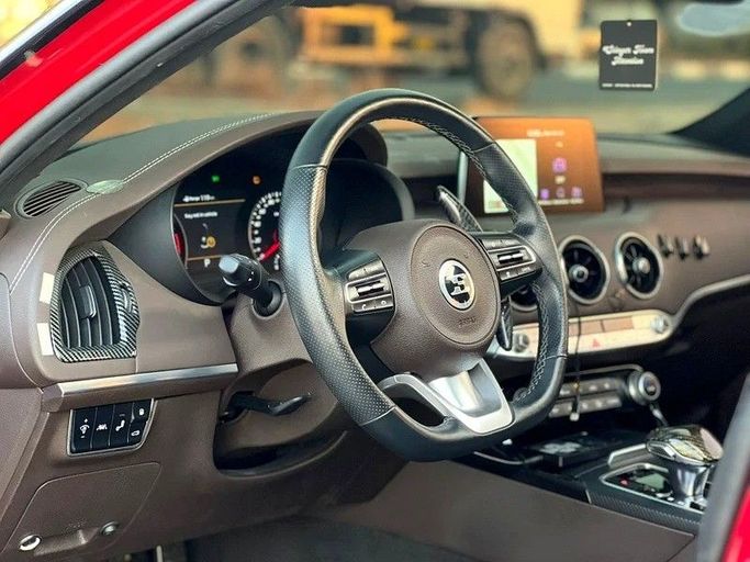 Подержанный Kia Stinger I, 2.0 л, 2020 в Шардже от Al Ahd Used Cars Красный цвет. Корейская | AUTO.AE