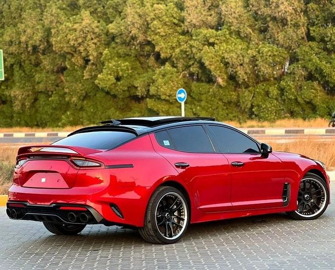 Подержанный Kia Stinger I, 2.0 л, 2020 в Шардже от Al Ahd Used Cars Красный цвет. Корейская | AUTO.AE