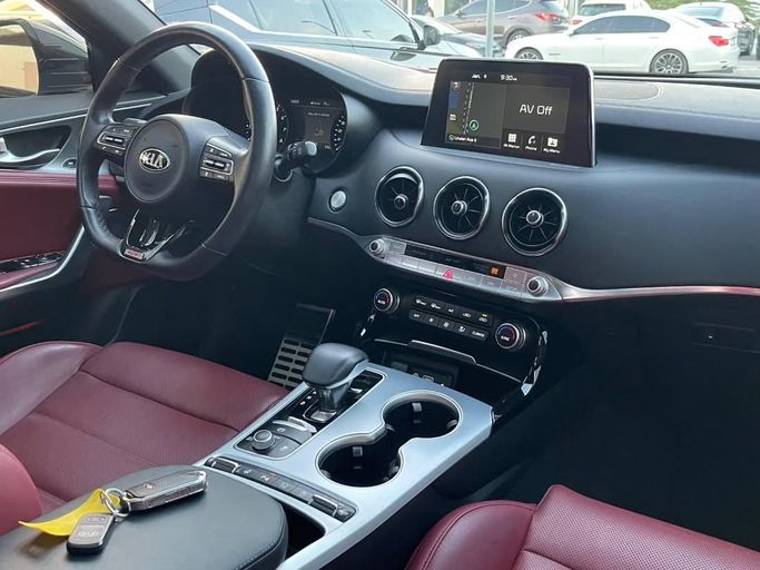 Подержанный Kia Stinger I, 3.3 л, 2020 в Шардже от Al Nukhba Al Malakyah Used Cars Белый цвет. Американская | AUTO.AE