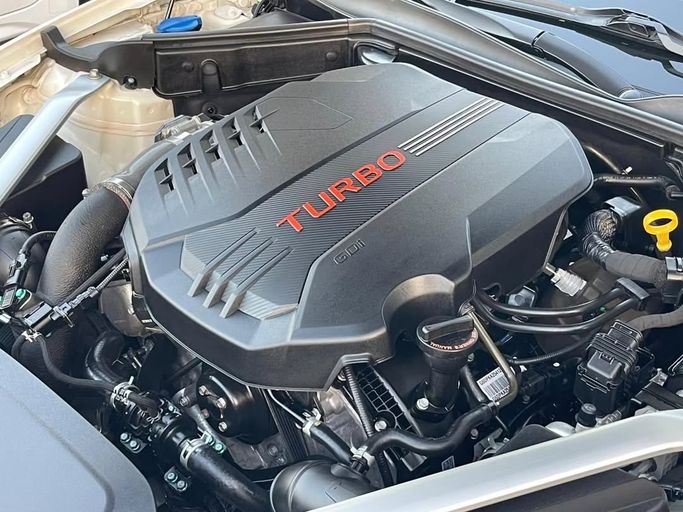 Подержанный Kia Stinger I, 3.3 л, 2020 в Шардже от Al Nukhba Al Malakyah Used Cars Белый цвет. Американская | AUTO.AE