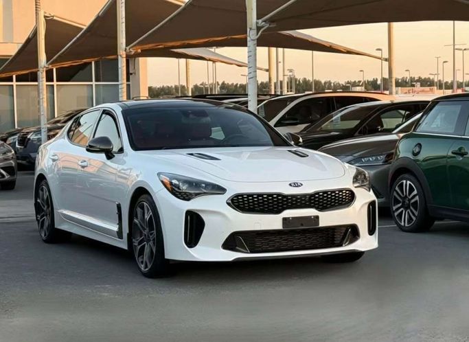 Подержанный Kia Stinger I, 3.3 л, 2021 в Шардже от Al Nukhba Al Malakyah Used Cars Белый цвет. Американская | AUTO.AE