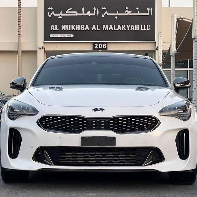 Подержанный Kia Stinger I, 3.3 л, 2018 в Шардже от Al Nukhba Al Malakyah Used Cars Белый цвет. Американская | AUTO.AE