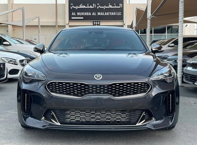 Подержанный Kia Stinger I, 3.3 л, 2019 в Шардже от Al Nukhba Al Malakyah Used Cars Серый цвет. Американская | AUTO.AE