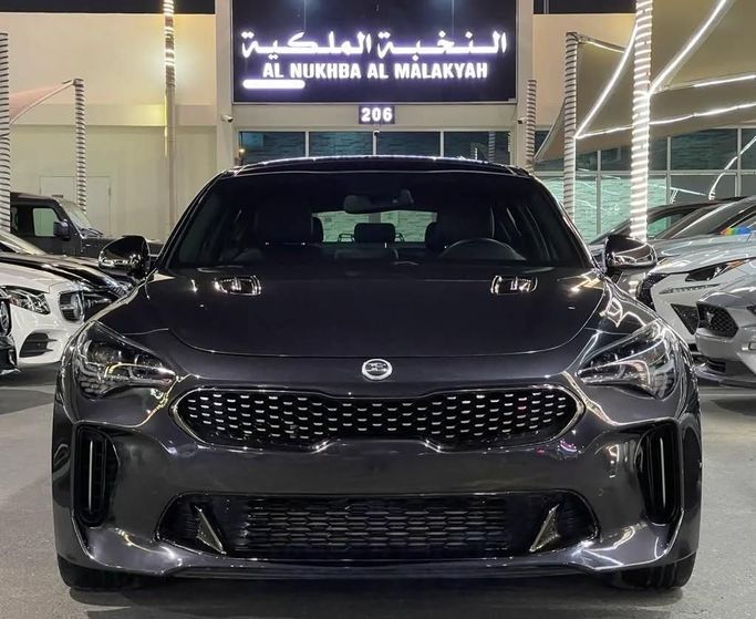 Подержанный Kia Stinger I, 3.3 л, 2018 в Шардже от Al Nukhba Al Malakyah Used Cars Серый цвет. Американская | AUTO.AE