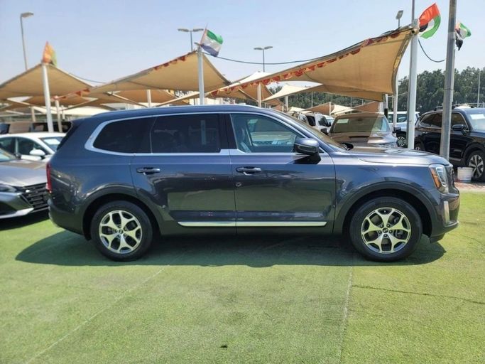 Used Kia Telluride I, 3.8 l, 2020 in Sharjah by Tabarak Used Cars, Grey color. American Specs | AUTO.AE