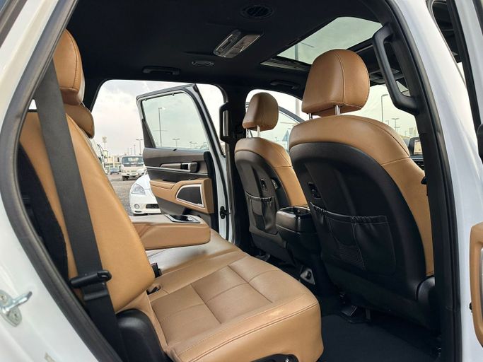 Подержанный Kia Telluride I, 3.8 л, 2020 в Шардже от Laqtah Used Cars Белый цвет. GCC | AUTO.AE