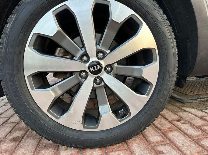 Подержанный Kia Telluride I, 3.8 л, 2020 в Шардже от Laqtah Used Cars Белый цвет. GCC | AUTO.AE