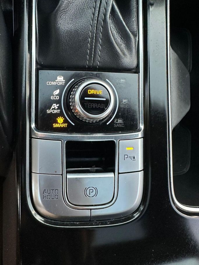 Подержанный Kia Telluride I, 3.8 л, 2020 в Шардже от Laqtah Used Cars Белый цвет. GCC | AUTO.AE