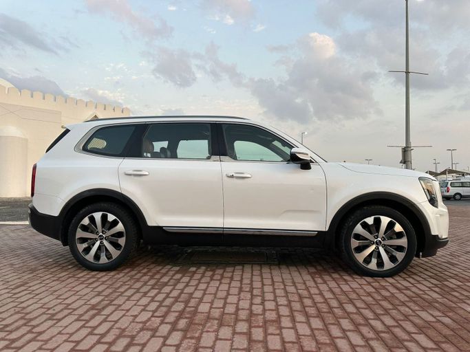 Подержанный Kia Telluride I, 3.8 л, 2020 в Шардже от Laqtah Used Cars Белый цвет. GCC | AUTO.AE