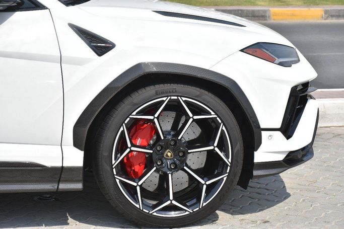 Подержанный Lamborghini Urus Performante I Рестайлинг, 4.0 л, 2023 в Шардже от Alfaris Used Cars Белый цвет.  | AUTO.AE