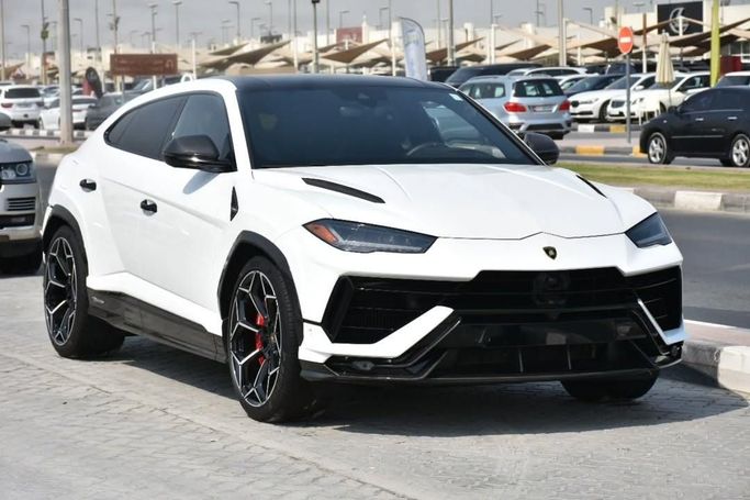 Подержанный Lamborghini Urus Performante I Рестайлинг, 4.0 л, 2023 в Шардже от Alfaris Used Cars Белый цвет.  | AUTO.AE