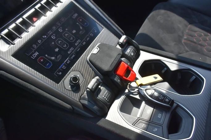 Подержанный Lamborghini Urus Performante I Рестайлинг, 4.0 л, 2023 в Шардже от Alfaris Used Cars Белый цвет.  | AUTO.AE