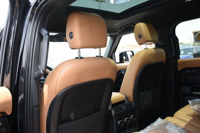 Подержанный Land Rover Defender 110 II, 3.0 л, 2023 в Шардже от Alfaris Used Cars Черный цвет.  | AUTO.AE