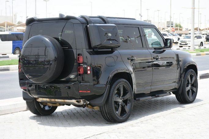 Подержанный Land Rover Defender 110 II, 3.0 л, 2023 в Шардже от Alfaris Used Cars Черный цвет.  | AUTO.AE