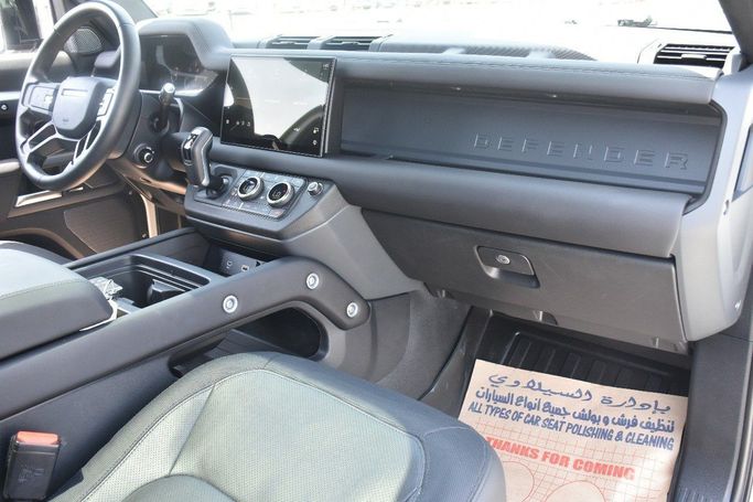 Подержанный Land Rover Defender 90 II, 3.0 л, 2024 в Шардже от Alfaris Used Cars Белый цвет.  | AUTO.AE