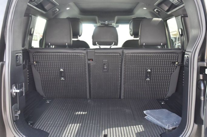 Подержанный Land Rover Defender 110 II, 3.0 л, 2023 в Шардже от Alfaris Used Cars Зеленый цвет.  | AUTO.AE
