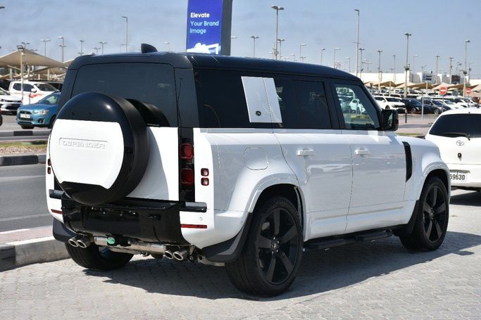 Подержанный Land Rover Defender 110 II, 5.0 л, 2024 в Шардже от Alfaris Used Cars Белый цвет.  | AUTO.AE